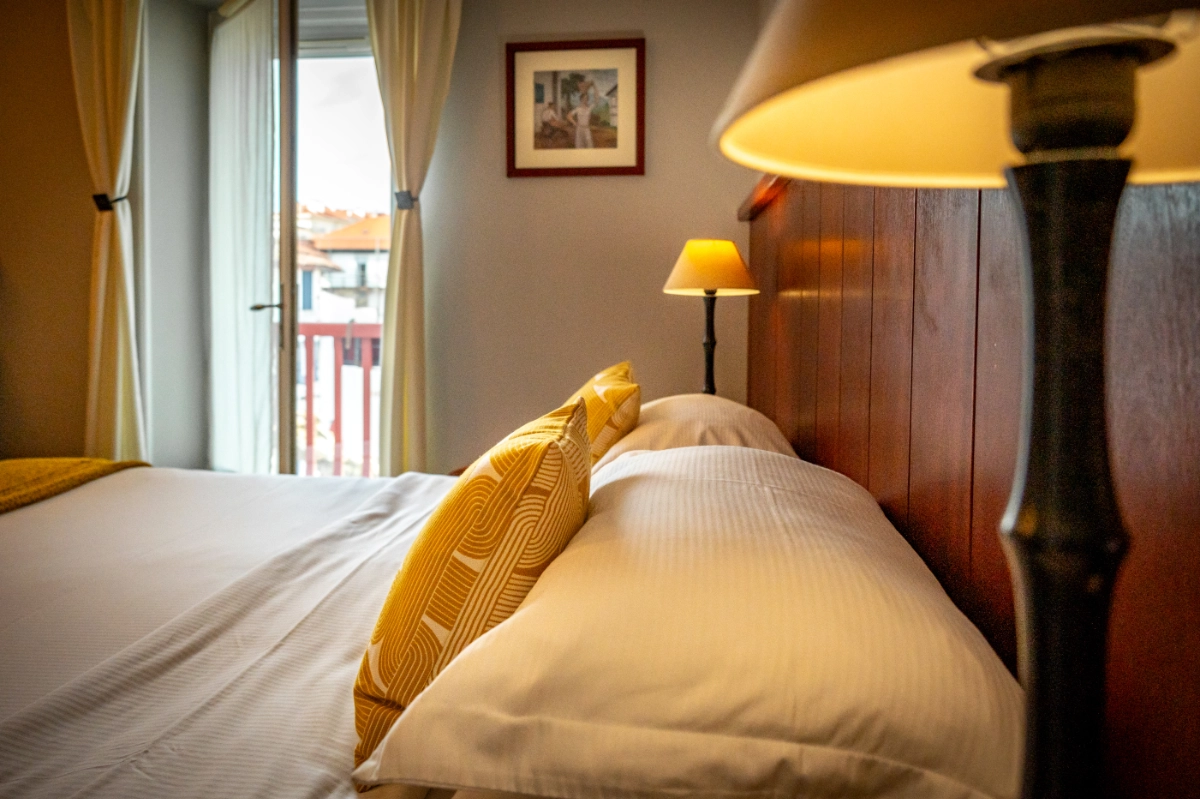 chambre-balcon-hotel-les-almadies-saint-jean-de-luz-03