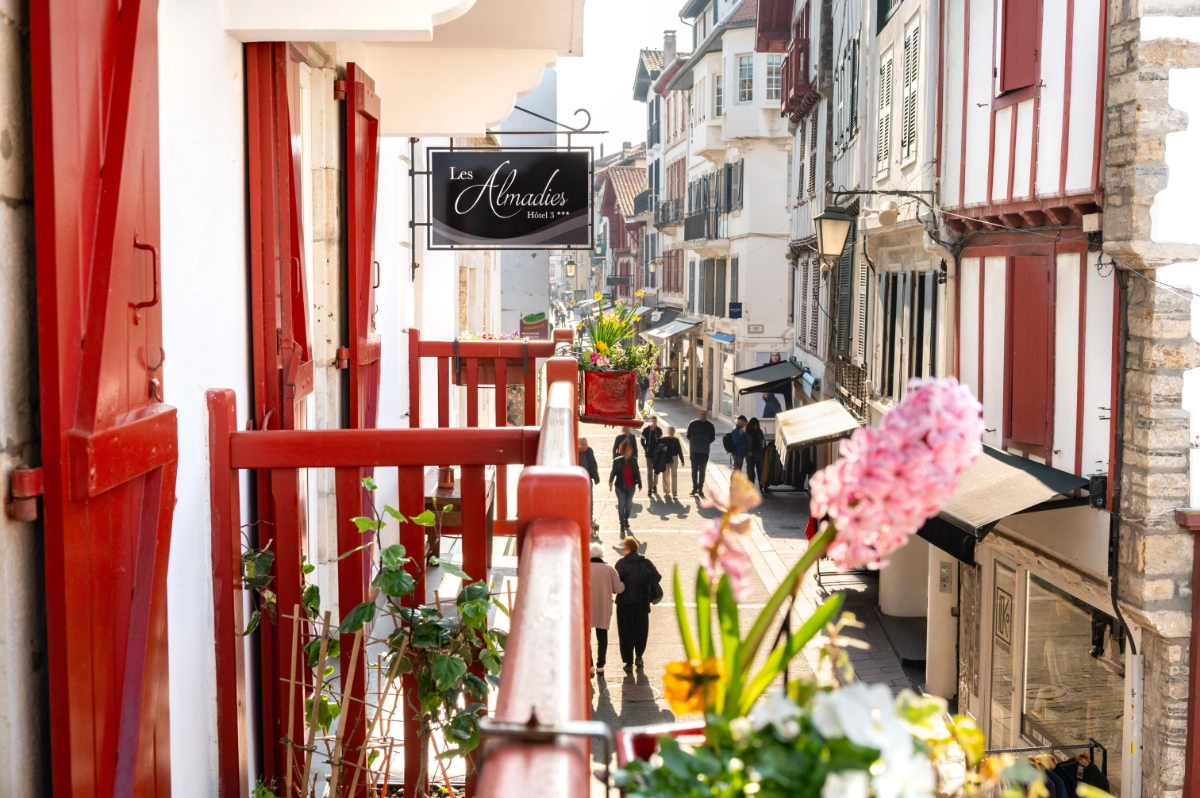 chambre-balcon-hotel-les-almadies-saint-jean-de-luz-06