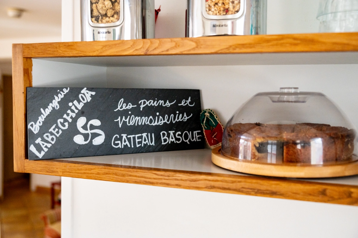 petit-dejeuner-hotel-les-almadies-saint-jean-de-luz-00