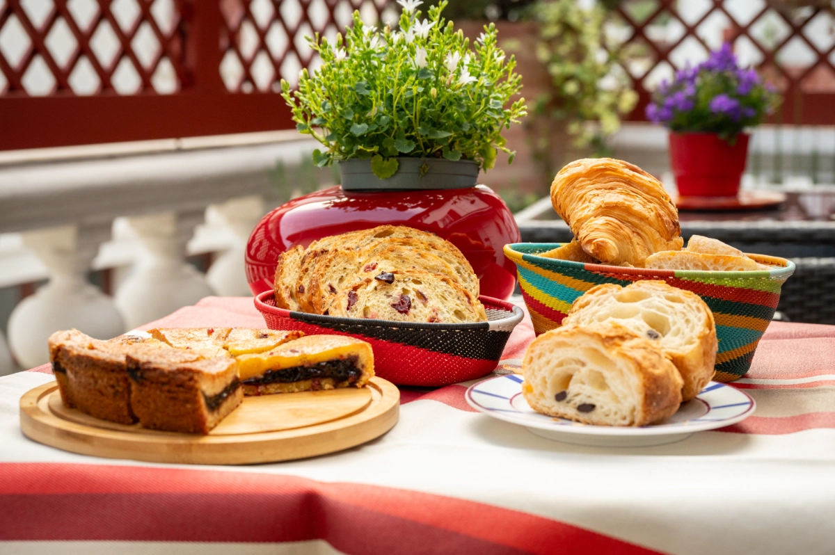 petit-dejeuner-hotel-les-almadies-saint-jean-de-luz-01