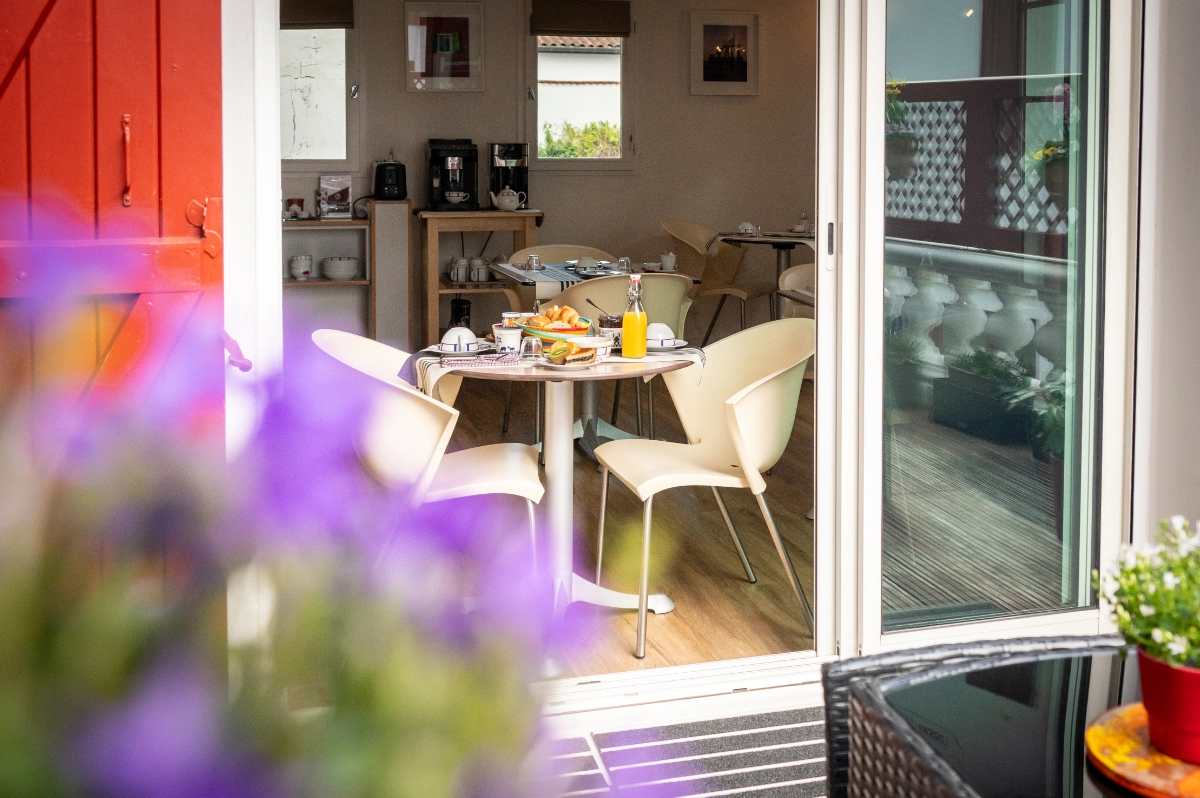 petit-dejeuner-hotel-les-almadies-saint-jean-de-luz-02