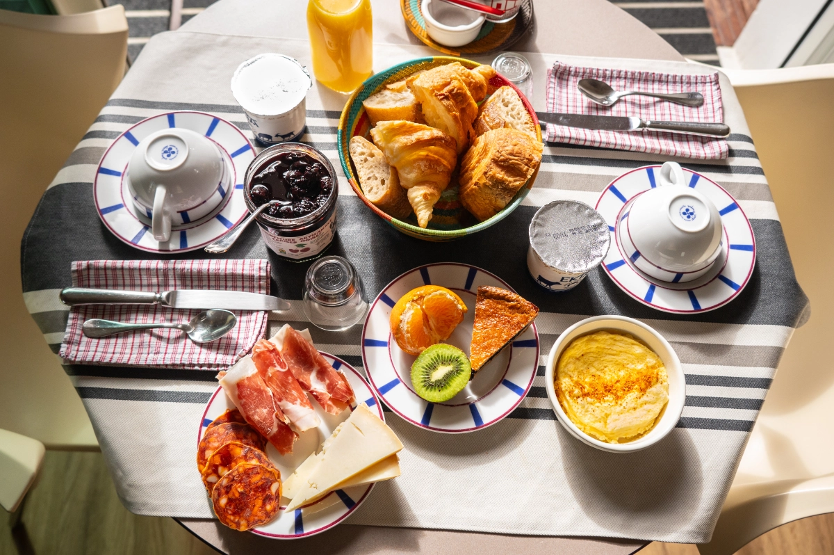 petit-dejeuner-hotel-les-almadies-saint-jean-de-luz-04