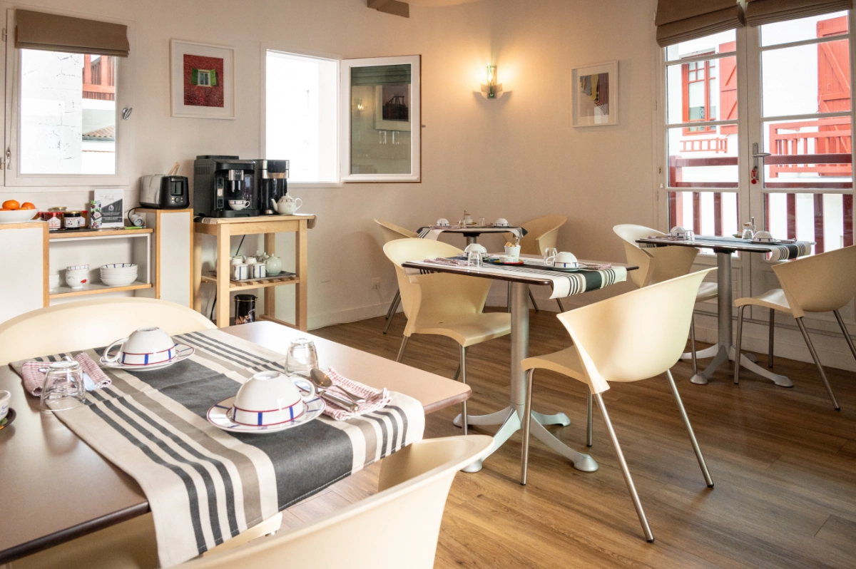 petit-dejeuner-hotel-les-almadies-saint-jean-de-luz-05