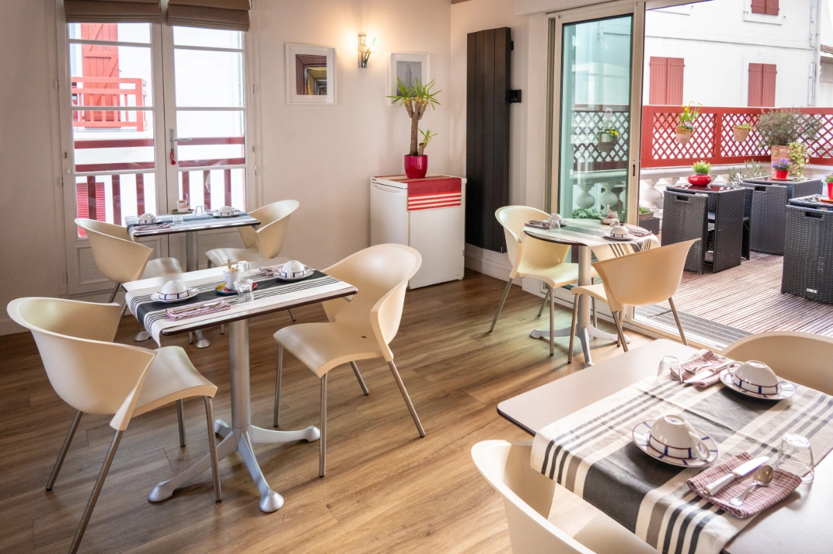 petit-dejeuner-hotel-les-almadies-saint-jean-de-luz-07