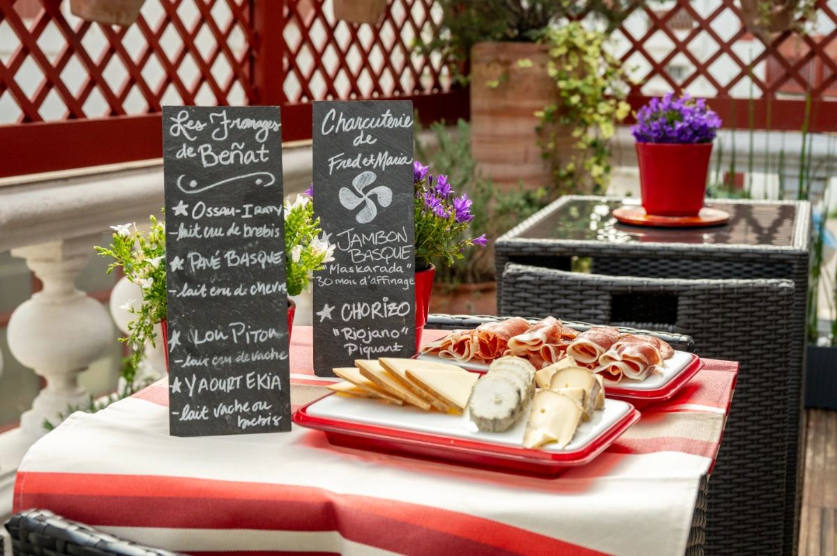 petit-dejeuner-hotel-les-almadies-saint-jean-de-luz-08