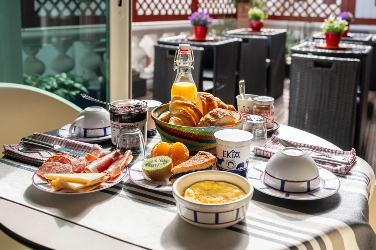 petit-dejeuner-hotel-les-almadies-saint-jean-de-luz-10