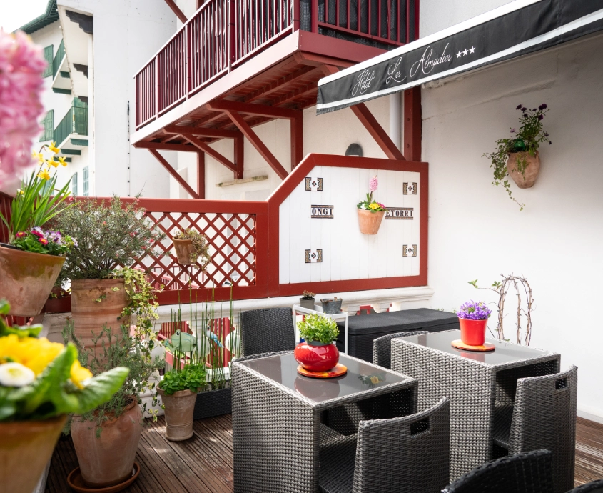 terrasse-hotel-les-almadies-saint-jean-de-luz-01